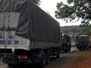 Bình Phước Xe đầu kéo chết máy, ùn tắc dài 20km